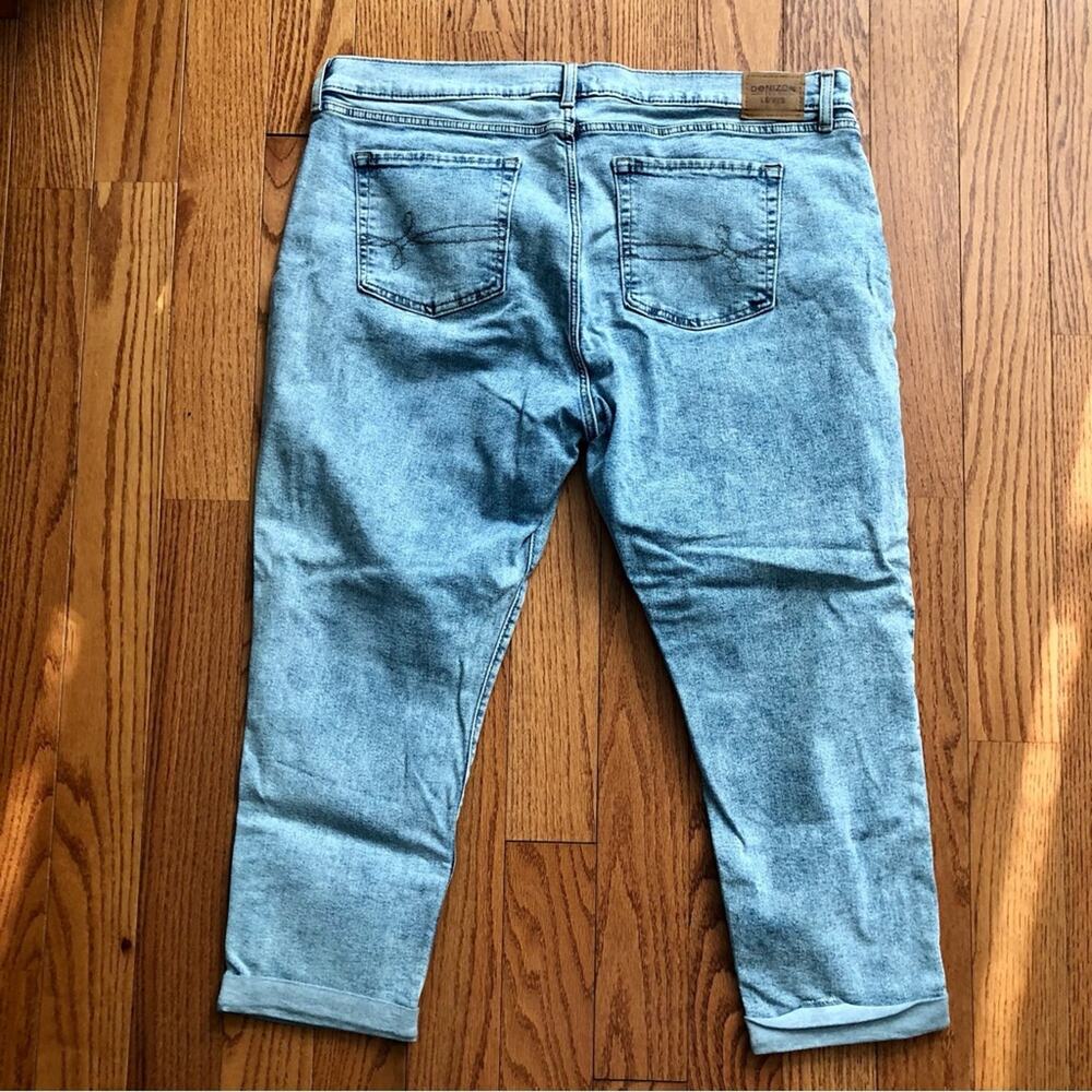 Denizen Levi's Light Mid-Rise Cropped Boyfriend Light Blue Jeans Women’s Size 33 - Picture 9 of 11